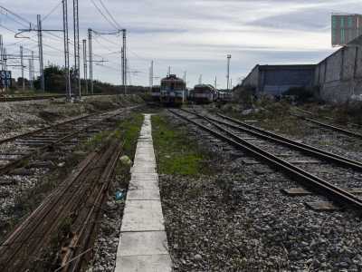 L'inizio dei binari morti sui quali si trovano i locomotori abbandonati